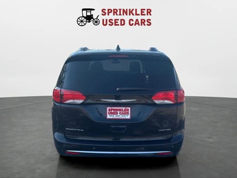 Used 2017 Chrysler Pacifica Limited image 12