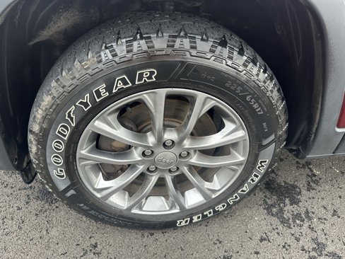 Used 2019 Jeep Cherokee Latitude Plus w/ Cold Weather Group image 23
