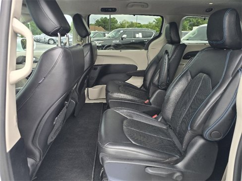 Used 2021 Chrysler Pacifica Touring-L image 12
