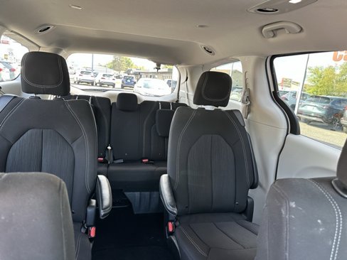 Used 2021 Chrysler Voyager LX image 17