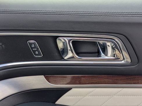 Used 2018 Ford Explorer Platinum image 37
