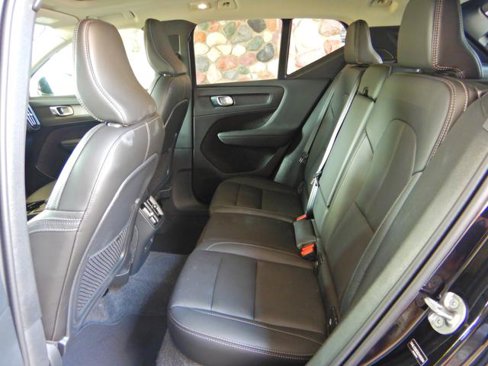 Used 2025 Volvo XC40 B5 Plus image 16