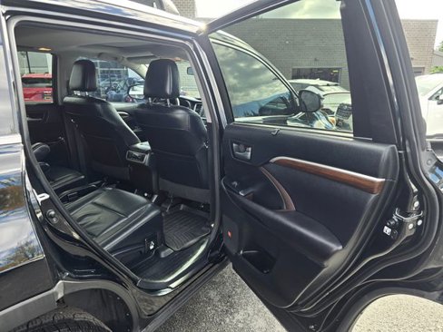 Used 2016 Toyota Highlander Limited image 15