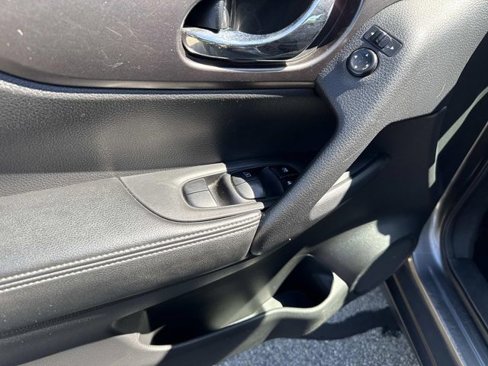 Used 2016 Nissan Rogue S image 18
