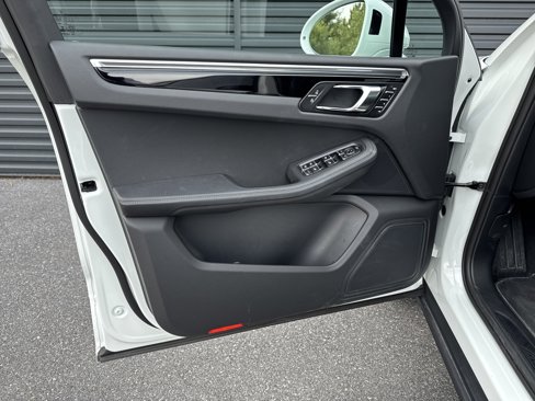 Certified 2025 Porsche Macan image 14