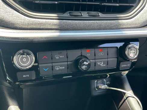New 2025 Jeep Compass Latitude image 36