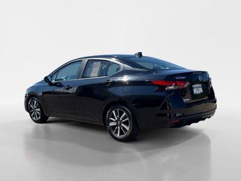 Used 2021 Nissan Versa SV image 3