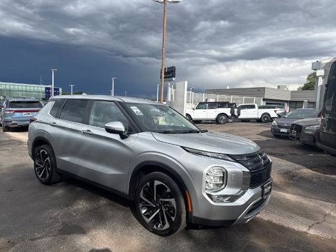 Used 2023 Mitsubishi Outlander SE image 3