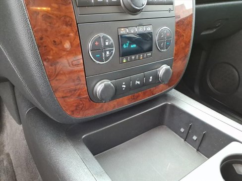 Used 2013 Chevrolet Suburban LT image 23