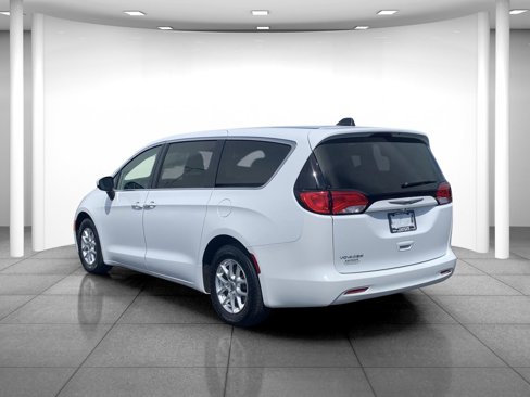 Used 2022 Chrysler Voyager LX image 5