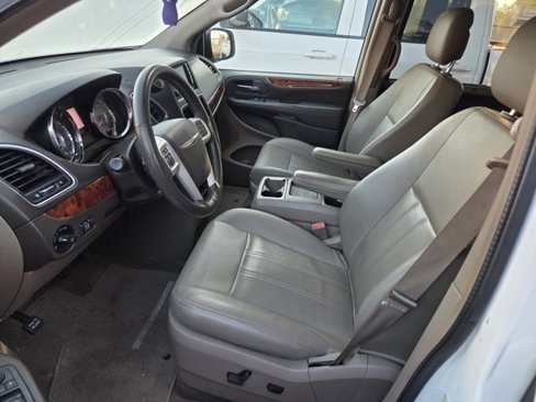 Used 2016 Chrysler Town & Country Touring w/ Driver Convenience Group image 8