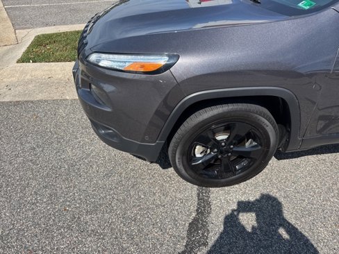 Used 2018 Jeep Cherokee Limited w/ Technology Group image 3