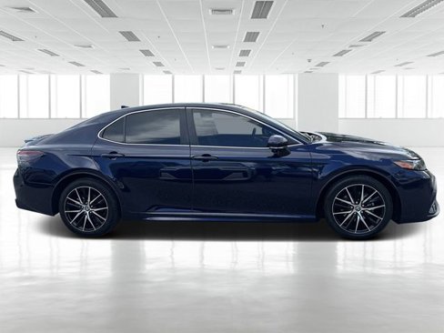 Used 2022 Toyota Camry SE image 2