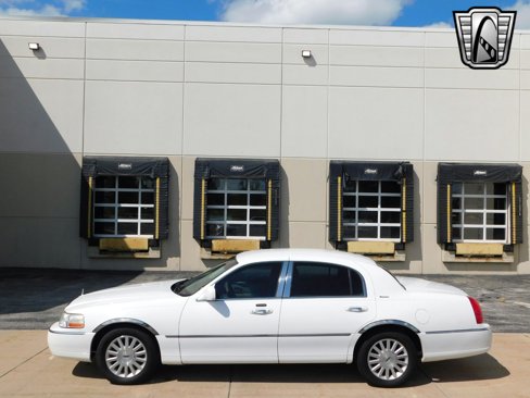Used 2003 Lincoln Town Car Executive image 2