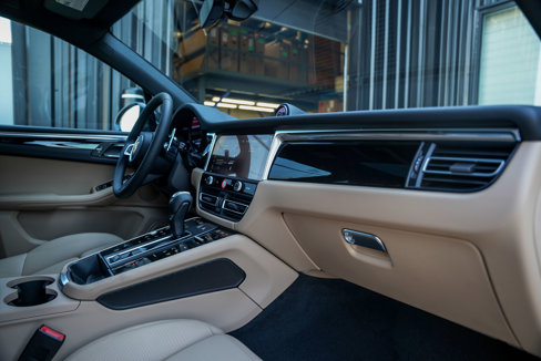 Certified 2025 Porsche Macan image 32
