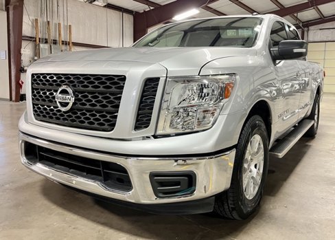 Used 2019 Nissan Titan SV image 5