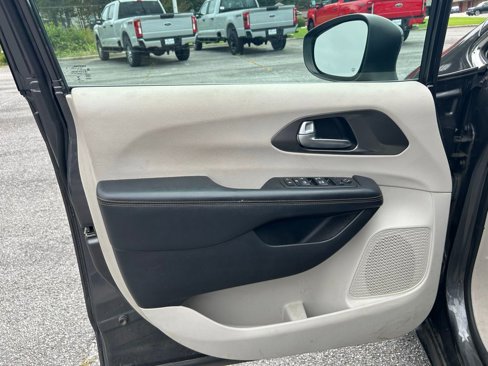 Used 2017 Chrysler Pacifica LX image 11