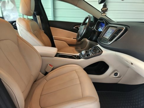 Used 2017 Chrysler 200 Limited Platinum image 34