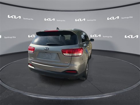 Used 2017 Kia Sorento LX w/ LX Convenience Package image 18