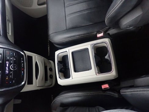 Used 2016 Chrysler Town & Country Touring image 26