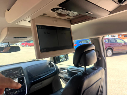Used 2013 Chrysler Town & Country Touring image 16