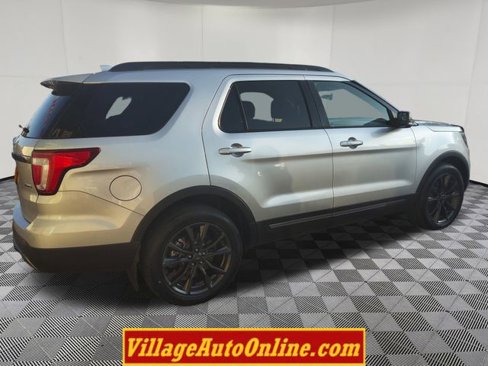 Used 2017 Ford Explorer XLT w/ Equipment Group 202A image 4