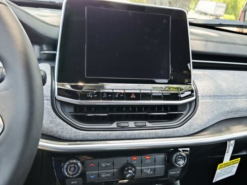 New 2025 Jeep Compass Latitude image 22