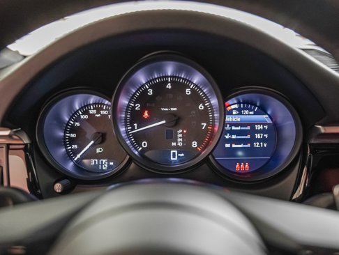 Certified 2024 Porsche Macan image 18