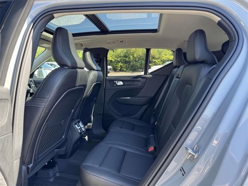Used 2025 Volvo XC40 B5 Core w/ Climate Package image 9