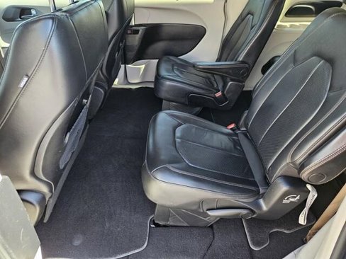 Used 2020 Chrysler Pacifica Touring-L image 22