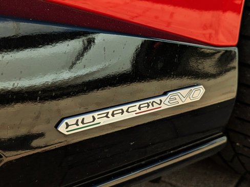 Used 2020 Lamborghini Huracan EVO image 11