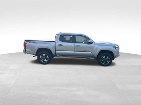 Used 2017 Toyota Tacoma SR image 10