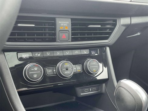 Used 2021 Volkswagen Jetta SE w/ SE Cold Weather Package image 30