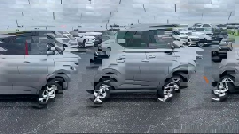 Used 2023 Kia Soul LX w/ Option Group 015 image 2