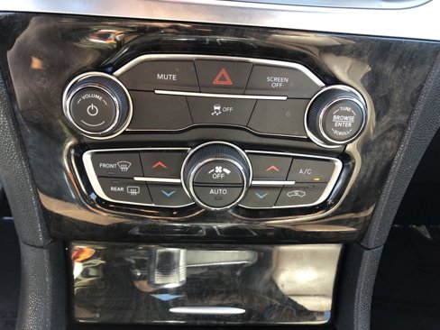 Used 2018 Chrysler 300 Limited image 30