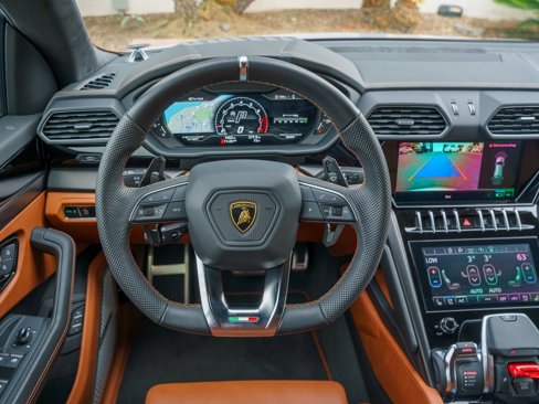 Used 2022 Lamborghini Urus image 16