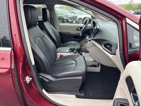 Used 2023 Chrysler Pacifica Touring-L image 23