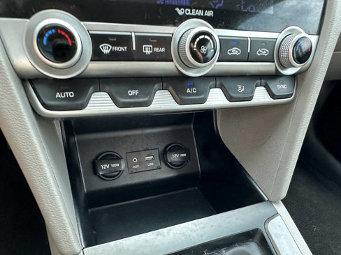 Used 2020 Hyundai Elantra SEL image 18