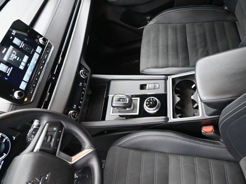 Used 2024 Mitsubishi Outlander SE image 18