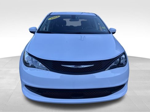 Used 2022 Chrysler Voyager LX image 9