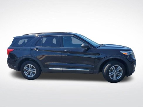 Used 2022 Ford Explorer XLT image 2