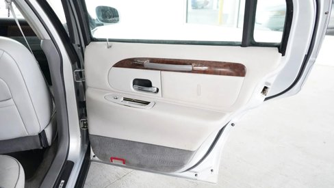 Used 1998 Lincoln Town Car Executive image 16