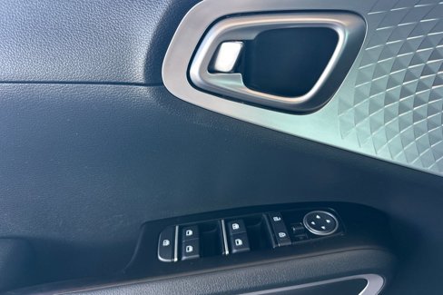 Used 2023 Kia Soul LX w/ LX Technology Package image 11