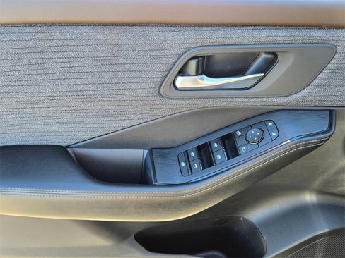 Used 2023 Nissan Rogue SV image 22
