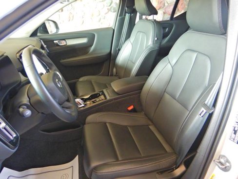 Used 2025 Volvo XC40 B5 Plus image 12