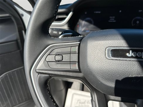 Used 2023 Jeep Grand Cherokee L Laredo image 21