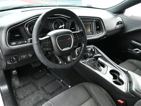 Used 2015 Dodge Challenger SXT image 10