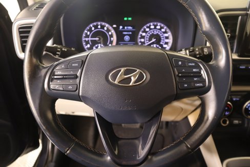 Used 2022 Hyundai Venue Limited image 3