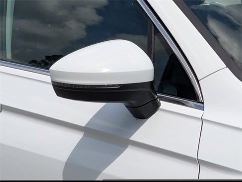 Certified 2021 Volkswagen Tiguan SE w/ Panoramic Sunroof Package image 10