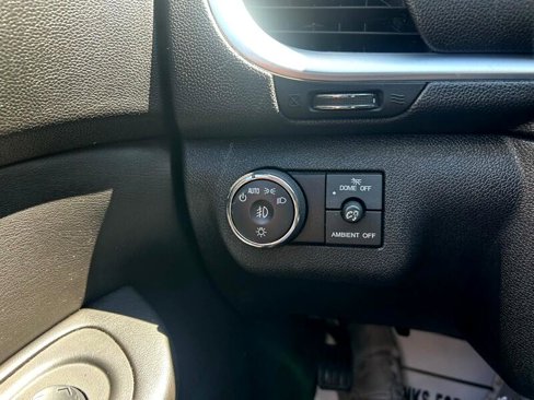 Used 2016 Chevrolet Traverse LT w/ Style and Technology Package image 18